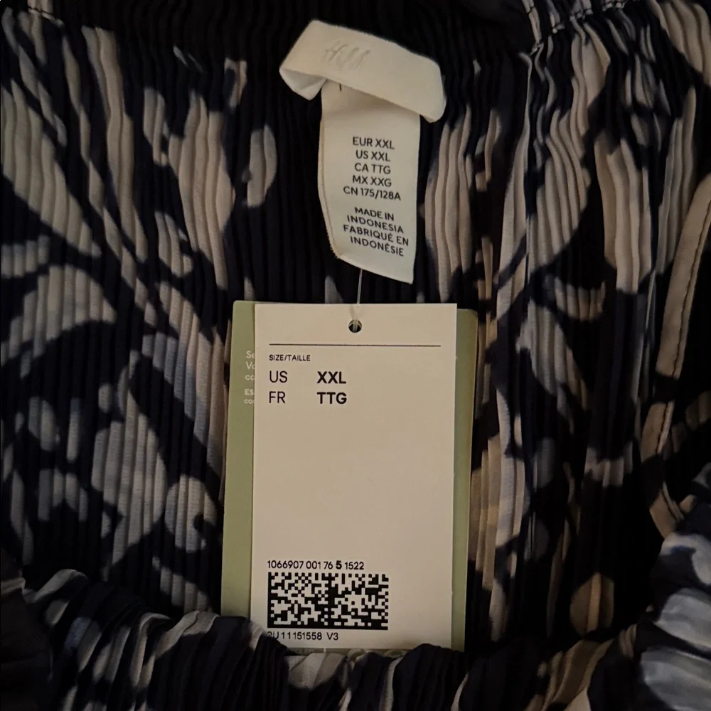 H&M Sheer Flowy Pattern Top - Picture 3 of 5